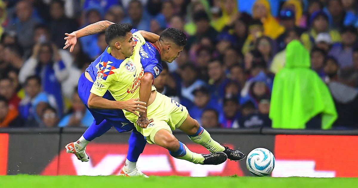 Cruz Azul se quedó con diez; Charly Rodríguez se va expulsado por codazo (L-R), Uriel Antuna of Cruz Azul and Luis Fuentes of America during the game Cruz Azul vs America, corresponding to Round 07 of the Torneo Apertura 2023 of the Liga BBVA MX, at Azteca Stadium, on September 02, 2023.
<br><br>
(I-D), Uriel Antuna de Cruz Azul y Luis Fuentes de America durante el partido Cruz Azul vs America, correspondiente a la Jornada 07 del Torneo Apertura 2023 de la Liga BBVA MX, en el Estadio Azteca, el 02 de Septiembre de 2023.