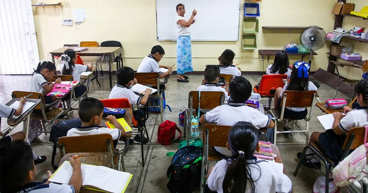 Desplegarán más de 14 mil policías por regreso a clases en la Ciudad de México ACAPULCO, GUERRERO. 28AGOSTO2023 .-Alumnos de escuelas de Acapulco en el regreso a clases, algunos estudiantes toman clases en una plaza comercial, como la secundaria Rubén Figueroa Figueroa, debido a que no cuenta con una escuela.
FOTO: CARLOS CARBAJAL/CUARTOSCURO.COM