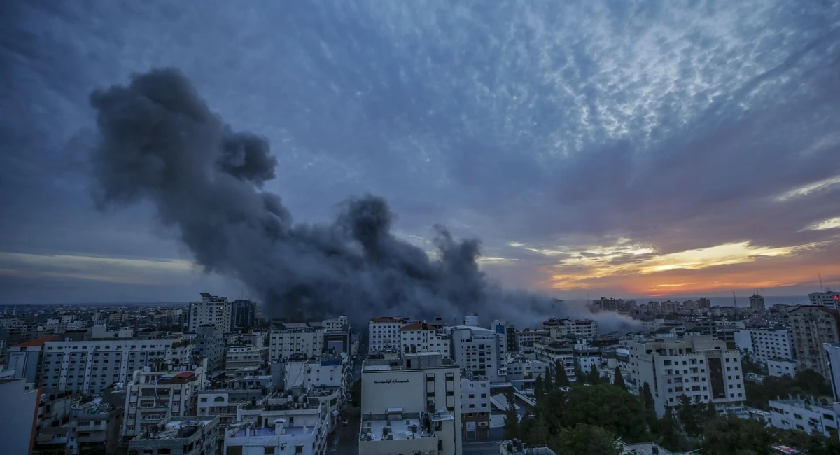 Más de 900 muertos en Israel y 687 en Gaza tras el brutal ataque de Hamás Gaza City (---), 07/10/2023.- Smoke rises after Israeli warplanes targeted the Palestine tower in Gaza City, 07 October 2023. Rocket barrages were launched from the Gaza Strip early 07 October in a surprise attack on Israel claimed by the Islamist movement Hamas. In a televised statement, the Israeli prime minister said the country is at war. EFE/EPA/MOHAMMED SABER