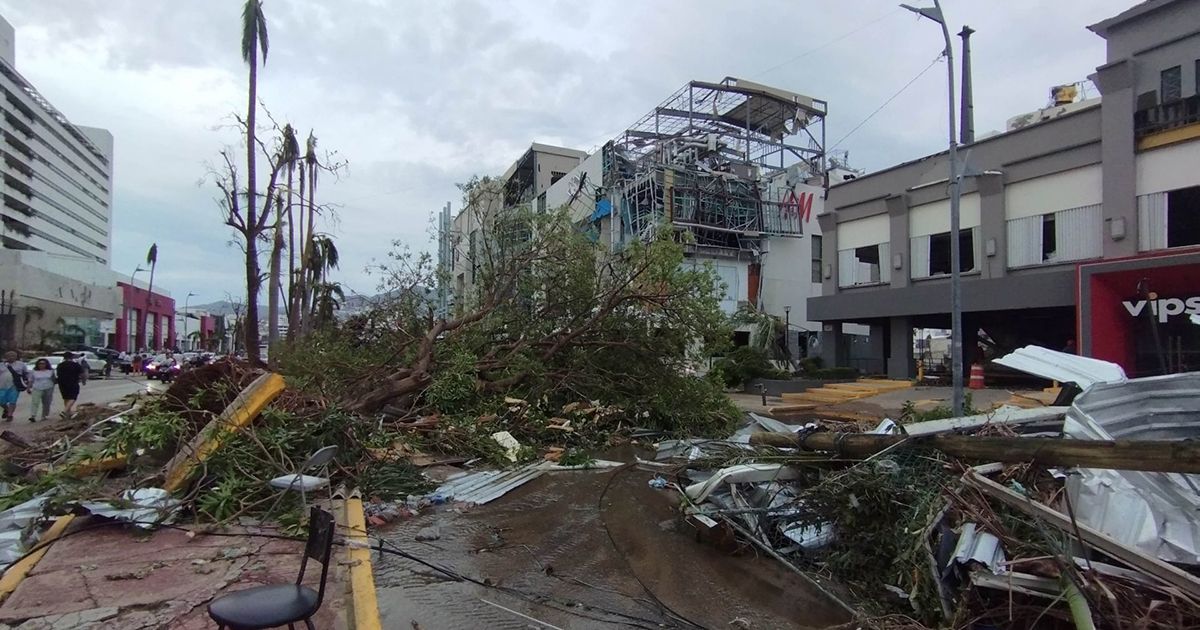 Piden aspirantes a la candidatura a la jefatura de Gobierno a la ciudadanía solidarizarse con damnificados de Acapulco ACAPULCO, GUERRERO, 26OCTUBRE2023.- Las primeras horas del día 25 de octubre la costera y la zona de playas del puerto de Acapulco lucieron desoladas por la gran destrucción material que causo el paso del huracán Otis, que tocó tierra como categoría 5. Al menos reportaron un saldo preliminar de 27 muertos, uno de ellos en las imágenes que tomó el corresponsal de Cuartoscuro.
FOTO: CARLOS ALBERTO CARBAJAL/CUARTOSCURO.COM