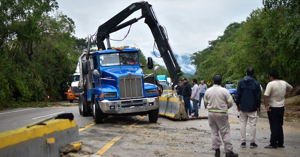 Aeropuerto de Acapulco afectado por Otis y gobierno federal suspende sus operaciones; Zihuatanejo opera normal CHILPANCINGO, GUERRERO. 25OCTUBRE2023.- Por más de 10 horas, la Autopista del Sol quedo cerrada por los deslaves que ocasionaron las lluvias de la Tormenta Tropical ‘Otis’, la cual toco tierra siendo Huracán categoría 5 y alcanzo vientos de hasta 300 kilómetros por hora y que al llegar a las costas de Guerrero bajo a categoría 1, para posteriormente degradarse a tormenta, causando múltiples afectaciones.
A escasos kilómetros de la Caseta de ‘La Venta’, el deslave de tierra y agua, arrastro también piedras y arboles desde sus raíces, alcanzando poco más de un metro de altura, lo que impidió que los automovilistas llegarán al puerto o continuarán sus caminos hacia alguna de las dos costas del estado. En el lugar, fueron los miembros del ejercito mexicano quienes, con el plan DN-III-E, comenzaron con los trabajos de remoción del lodo acumulado en el kilometro 360 de la Autopista del Sol.
FOTO: DASSAEV TÉLLEZ/CUARTOSCURO.COM