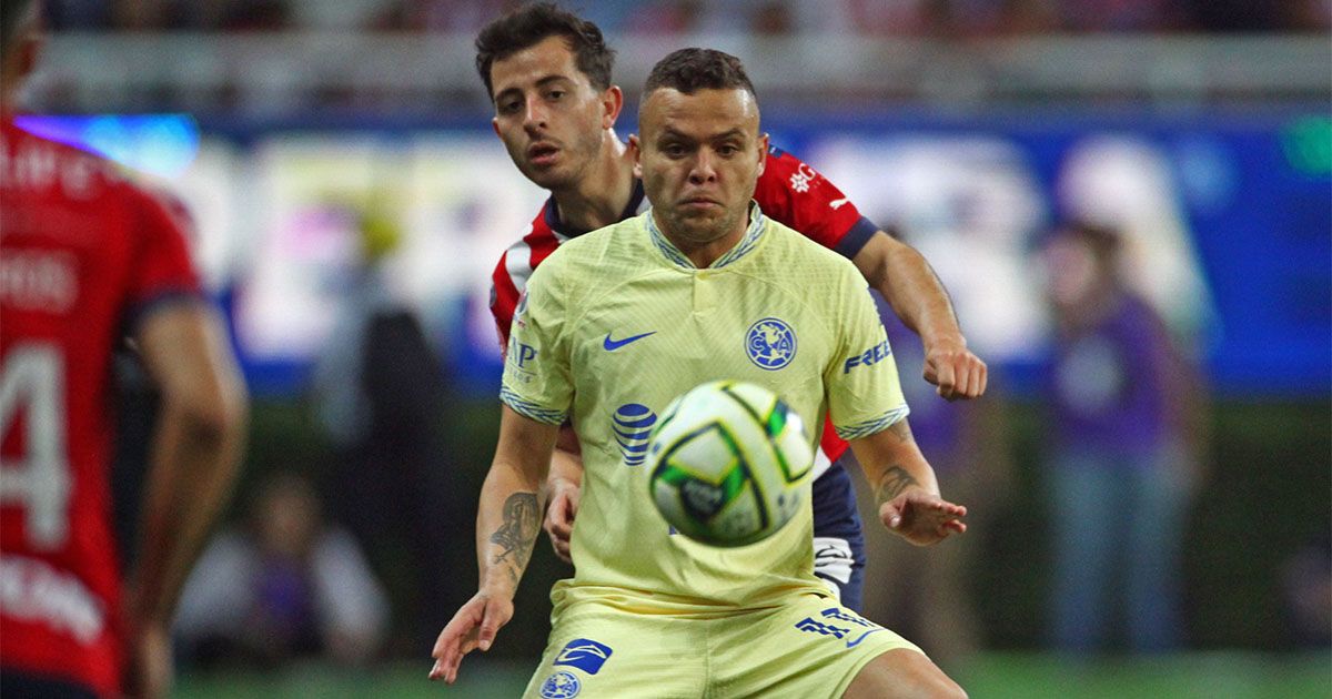América y Chivas no paran en Fecha FIFA con Clásico de México amistoso en Estados Unidos Jonathan Rodríguez jugador de América disputa el balón con el contrario de Chivas, Alan Mozo, esto en partido correspondiente a la Jornada 12 del Torneo Clausura Temporada 2022-2023 de la Liga MX.