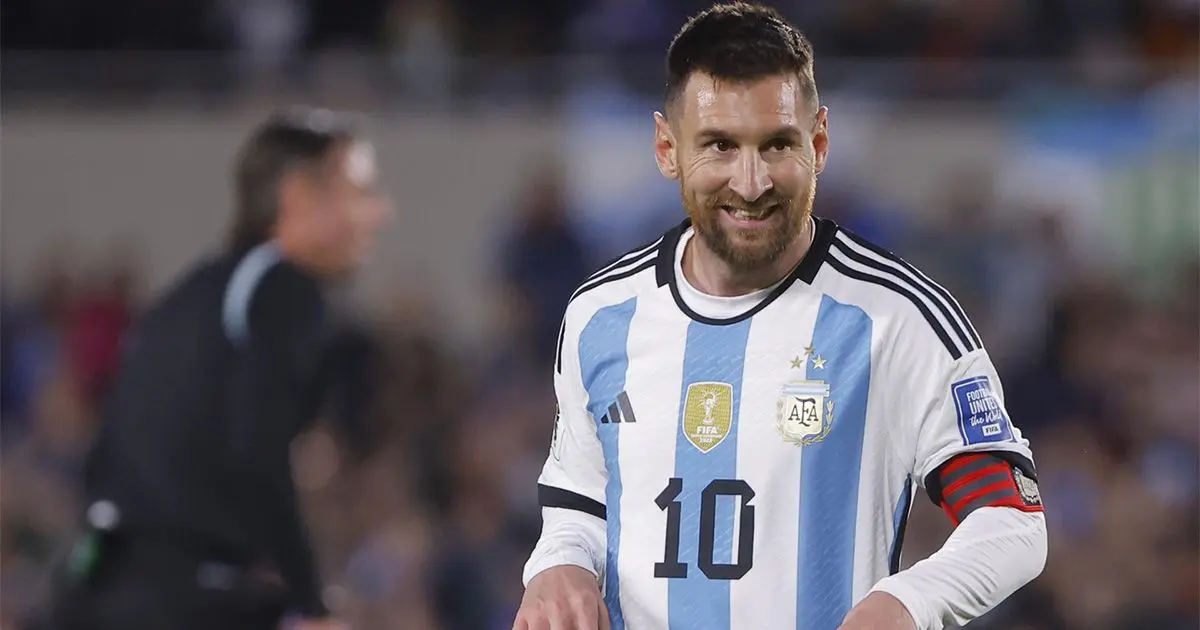 Messi recibe un escupitajo de un jugador de Paraguay en pleno partido: VIDEO AMDEP548. BUENOS AIRES (ARGENTINA), 12/10/2023.- Lionel Messi de Argentina reacciona hoy, en un partido de las Eliminatorias Sudamericanas para la Copa Mundial de Fútbol 2026 entre Argentina y Paraguay en el estadio Más Monumental en Buenos Aires (Argentina). EFE/ Juan Ignacio Roncoroni