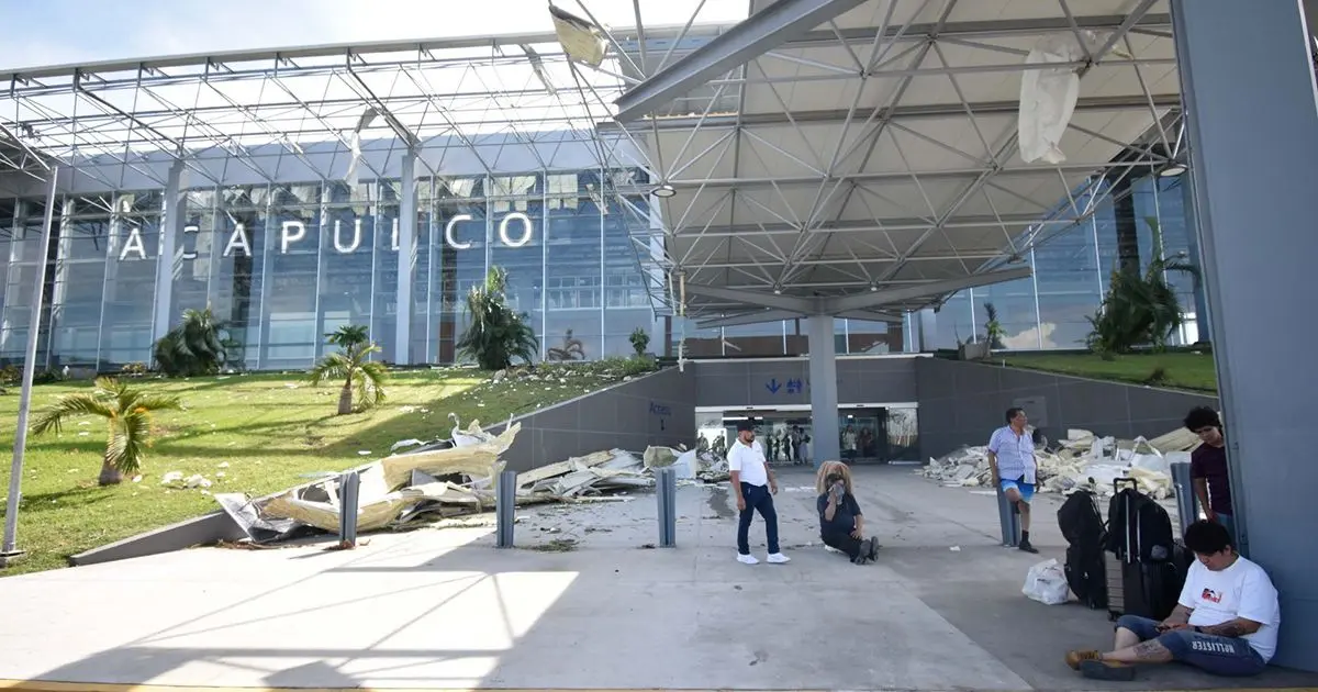 Termina puente humanitario y reinicia operaciones Aeropuerto de Acapulco sólo para vuelos nacionales ACAPULCO, GUERRERO, 26OCTUBRE2023.- A 48 horas de que el Huracán categoría 5 ‘Otis’ tocara tierra, la denominada punta o zona ‘Diamante’ se encuentra devastada y en espera de que las autoridades lleguen a ayudarlos. En el aeropuerto, lugar habilitado como albergue temporal, tiene a personas atrapadas desde la madrugada del día miércoles, justo cuando ‘Otis’ toco tierra, y siguen a la espera de que se repare la torre de control y poder viajar por aire a sus destinos.
Pero será hasta este viernes o sábado, cuando se reabran los vuelos de este aeropuerto. Además de que sufrió severas afectaciones estructurales, los cuales son más visibles en la entrada del lugar. FOTO: DASSAEV TÉLLEZ ADAME/CUARTOSCURO.COM