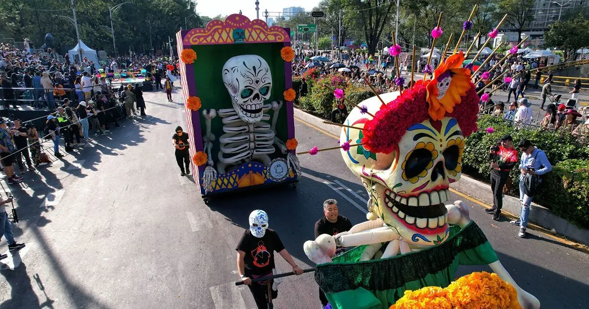 Festividades por Día de Muertos terminan con mega desfile de calaveras en Ciudad de México CIUDAD DE MÉXICO, 04NOVIEMBRE2023.- Martí Batres, Jefe de Gobierno, puso en marcha el Gran Desfile de Muertos que desfiló por avenidas Reforma ante miles de capitalinos. FOTO: GOBIERNO DE LA CIUDAD DE MÉXICO/CUARTOSCURO.COM
