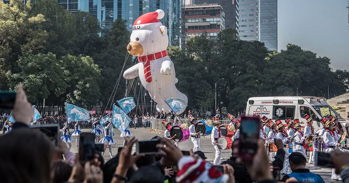 Bolo Fest 2023: fecha, horario y ruta del desfile navideño en CDMX CIUDAD DE MÉXICO, 25NOVIEMBRE2017.- A un mes de que se celebre la navidad, se realizo el desfile navideño “Bolo Fest: Liverpool”, el cual tuvo un recorrido que inició de la Estela de Luz sobre Avenida Paseo de la Reforma hasta la Glorieta de Colón. El desfile estuvo conformado por globos gigantes de personajes, diversos carros alegóricos, y bailarines, que marcaron el inicio de la temporada navideña.
FOTO: MARIO JASSO /CUARTOSCURO.COM