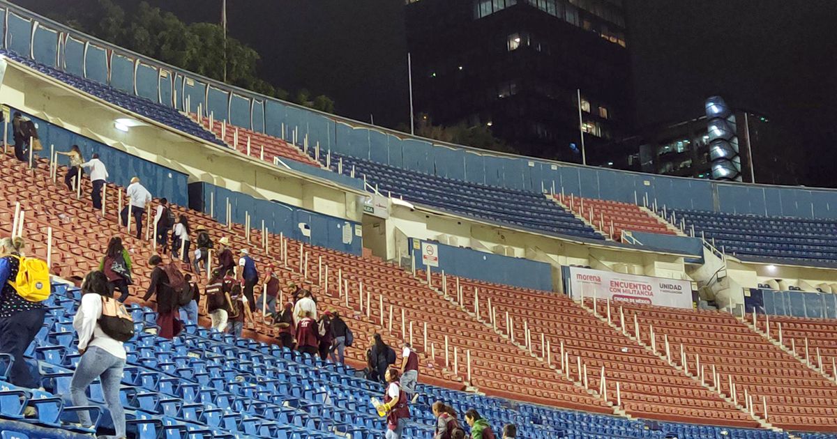 Estadio Ciudad de los Deportes: de estar a punto de ser demolido, a ser casa del América y Cruz Azul CIUDAD DE MÉXICO, 24OCTUBRE2023.- Cientos de simpatizantes de Morena salieron del Encuentro con la Militancia en la Ciudad de México al recibir la noticia de que no se presentaría Claudia Sheinbaum, coordinadora de la Defensa de la Transformación, en el Estadio Ciudad de los Deportes.
FOTO: GRACIELA LÓPEZ /CUARTOSCURO.COM