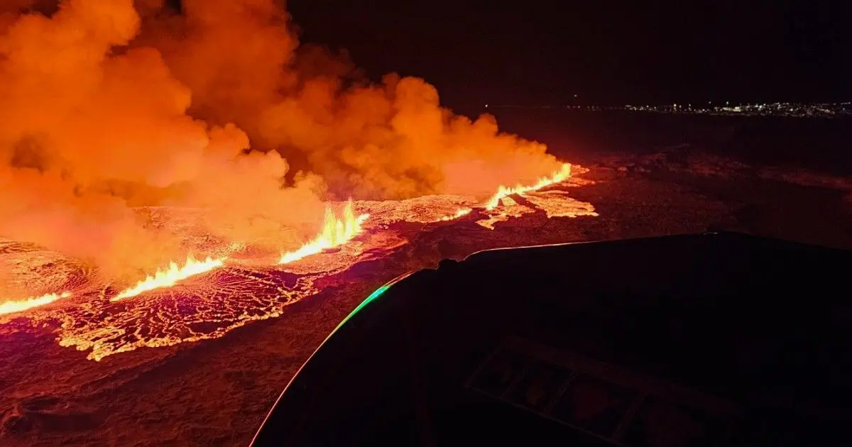 Erupción en Islandia: Una mezcla de asombro y preocupación por la cercanía de espectadores | VIDEO Volcán | EFE