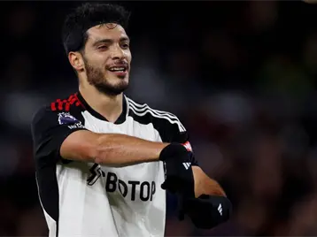 Imagen de la nota: ¡Está de regreso! Raúl Jiménez marca un gol exquisito y doblete con el Fulham