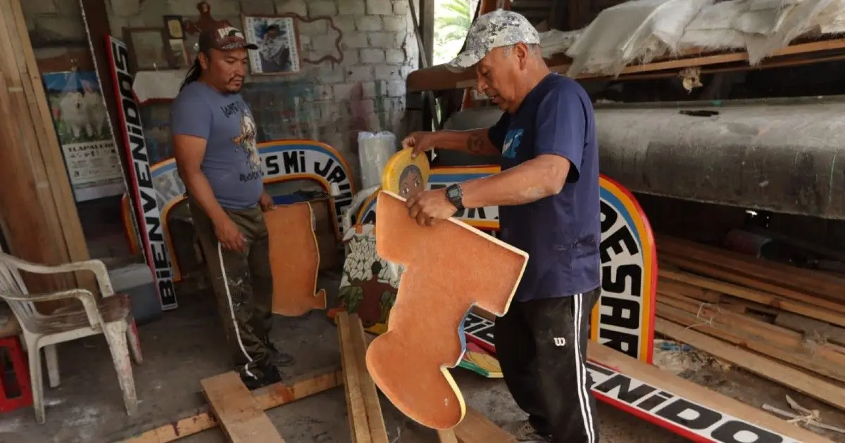 Crear canoas y trajineras, un oficio ancestral en Xochimilco Pedro Torres y Ángel Torres, padre e hijo, no dejan morir la tradición /SERGIO VÁZQUEZ /LA PRENSA