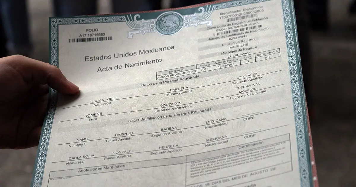 Acta de nacimiento certificada en CDMX: ¿Cómo tramitarla y cuánto cuesta? Matrimonio lesbomaternal logra registrar a su hijo con sus apellidos en Cuernavaca, es el primero en el estado.