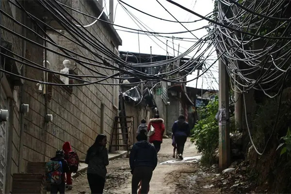 Proponen sanciones por cables abandonados en postes y calles de México ante riesgos de incendios