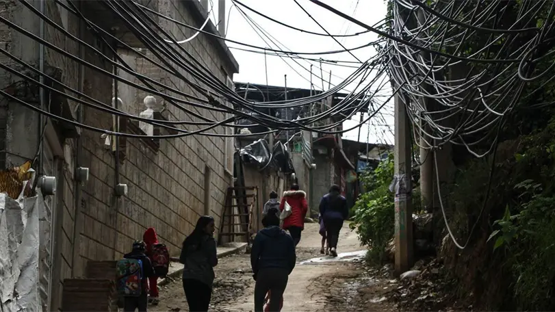 Proponen sanciones por cables abandonados en postes y calles de México ante riesgos de incendios Proponen sanciones por cables abandonados en postes y calles de México ante riesgos de incendios