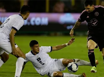 Imagen de la nota: El Inter Miami de Messi no puede con El Salvador en el debut de Luis Suárez