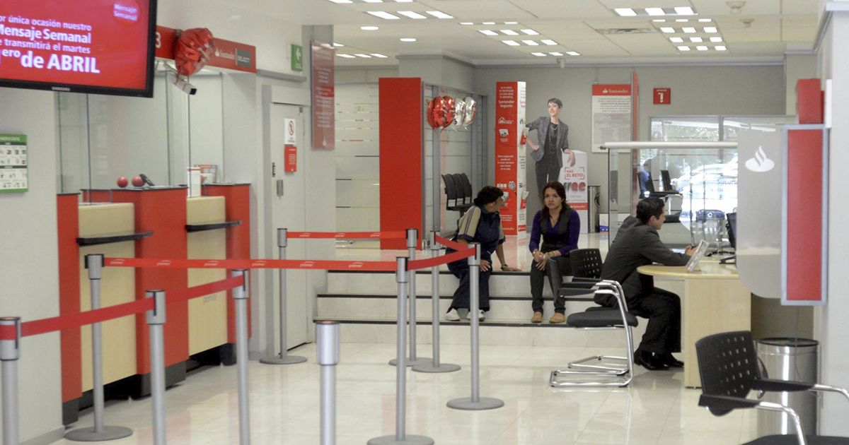 Lanzan reto en innovación para mejorar la experiencia de los clientes de la banca MÉXICO, D.F., 31MARZO2014.- Personal del Policía Bancaria e Industrial, acudieron al banco Santander ubicada en la calle Felix Cuevas y Fresas en la colonia del Valle después de que unos sujetos ingresaran y asaltaran el la sucursal bancaria.
FOTO: LUIS CARBAYO /CUARTOSCURO.COM