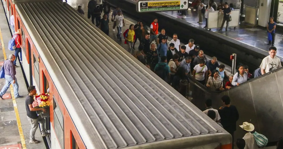 Metro CDMX fallas y retrasos en estaciones hoy 15 de mayo: En Vivo CIUDAD DE MÉXICO. 12ABRIL2024.- Aspectos de la vida cotidiana de este viernes de calor y tráfico en la Ciudad de México. Chabacano y General Anaya de la línea 2 del Sistema de Transporte Colectivo Metro
FOTO: VICTORIA VALTIERRA/CUARTOSCURO.COM