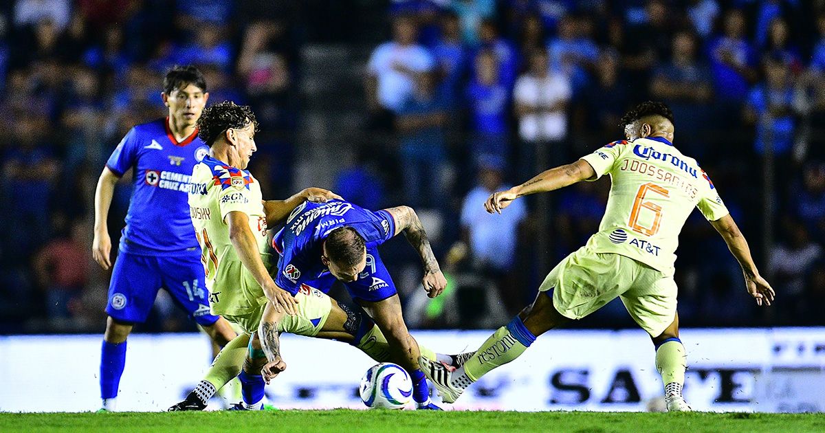 América avienta peso de la historia a Cruz Azul y le activa los fantasmas previo a la Final Igor Lichnovsky (L) of America fights for the ball with Carlos Rotondi (R) of Cruz Azul during the final first leg match between Cruz Azul and America as part of the Torneo Clausura 2024 Liga BBVA MX at Ciudad de los Deportes Stadium on May 23, 2024 in Mexico City, Mexico.