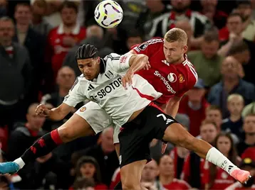 Imagen de la nota: Raúl Jiménez jugó 12 minutos en inicio de la Premier con Fulham y perdió ante Manchester United