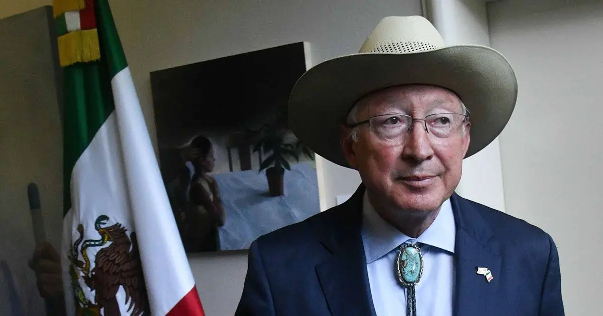 Ken Salazar niega conocer v&iacute;nculos de Rocha Moya con el narco
