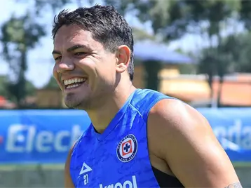 Imagen de la nota: Se acerca el regreso del Toro Fernández; Cruz Azul compartió video del delantero en la práctica