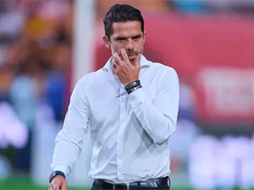 Imagen de la nota: Gago cerró acuerdo con Boca y lo esperan el lunes; Chivas lo tendría hasta el domingo para el Clásico en Houston