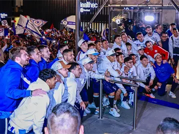 Imagen de la nota: Afición de Cruz Azul se entregó a su equipo con serenata previo a la vuelta ante América