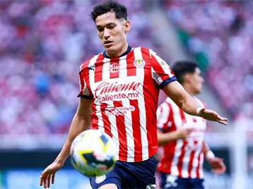Imagen de la nota: Chiquete Orozco dio positivo a chikungunya y no viajó a la pretemporada con Chivas; ¿se retrasa pase a Cruz Azul?