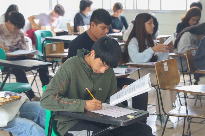 Bachillerato para Todas y Todos 2025 elimina barreras de acceso. UNAM e IPN mantienen examen pero con criterios más inclusivos.