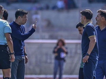 Imagen de la nota: La bochornosa pelea entre Gonzalo Pineda y Gustavo Lema que terminó en la expulsión de ambos en el Pumas 0-0 Atlas
