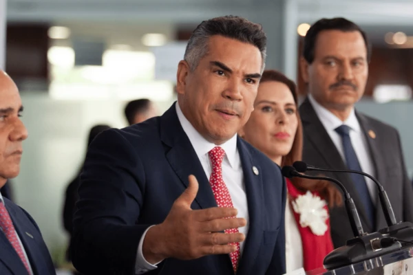 Alejandro Moreno denuncia en EU a tres consejeros del INE