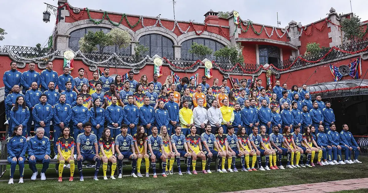 Mal momento; América se tomó foto oficial tras doble derrota en Clásicos y su afición los tundió Foto: Cortesía América