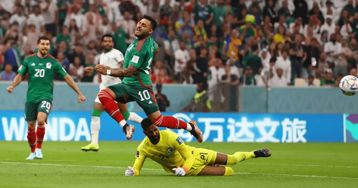 Top 10 fallas de México en los Mundiales: jugadas increíbles que parecían goles cantados Top 10 fallas de la Selección Mexicana en Copas del Mundo que eran goles seguros | Foto: Reuters