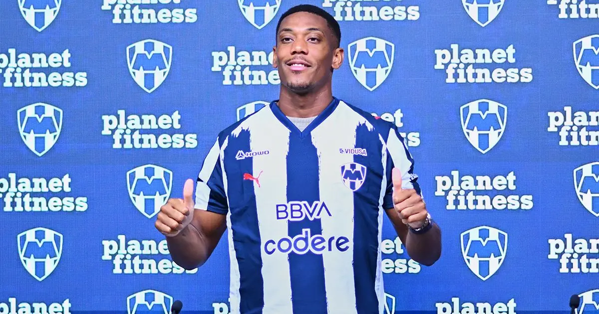 Alerta sísmica espantó a Anthony Martial en su presentación con Rayados Foto: Mexsport