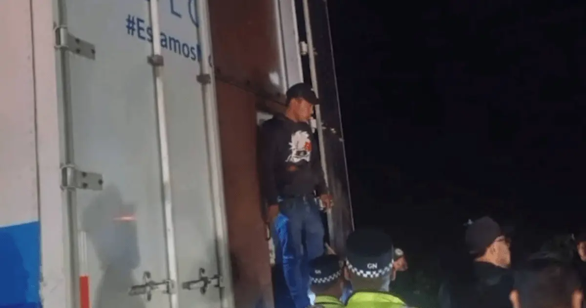 Rescatan a más de 100 migrantes ocultos en tráiler con doble fondo en Coahuila Rescatan a más de 100 migrantes ocultos en tráiler con doble fondo en Coahuila