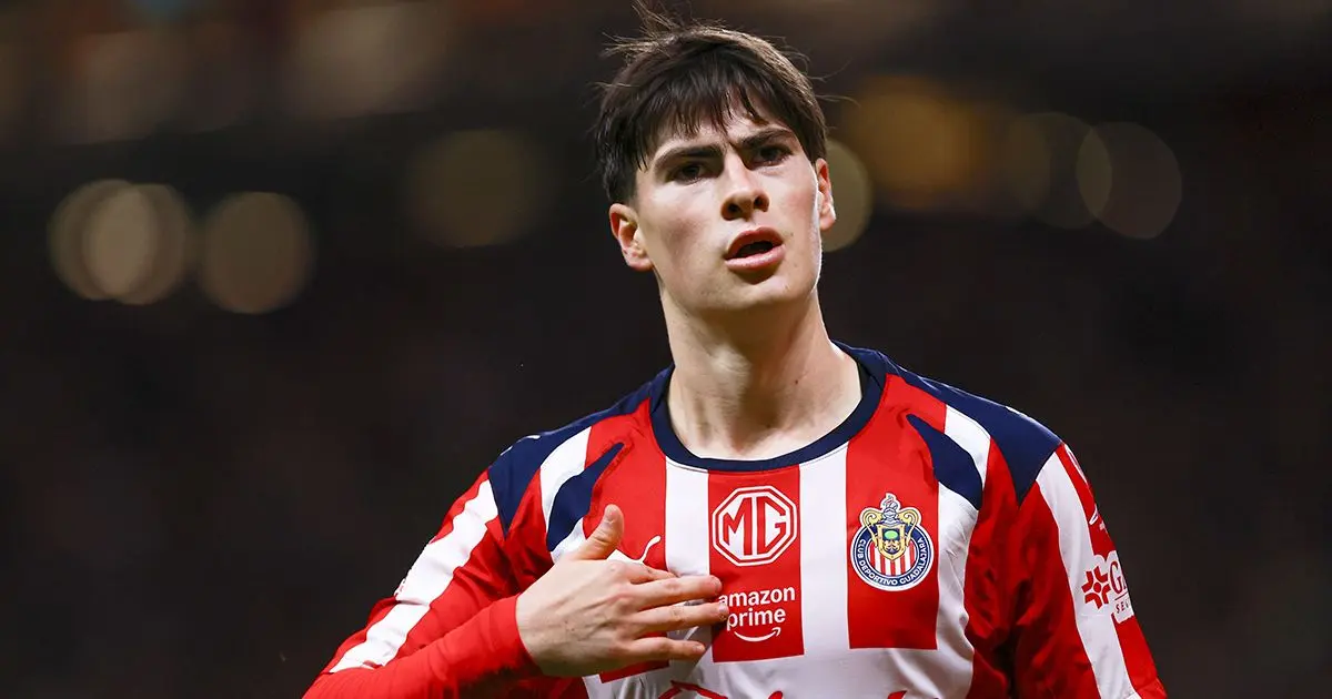 Chivas tiene entre planes renovar y blindar a la Hormiga González Foto: Mexsport