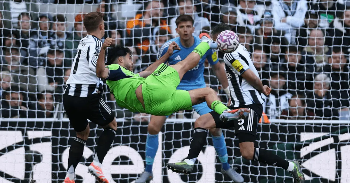 Raúl Jiménez reventó travesaño ante Newcastle y provocó gol pero Fulham perdió Raúl Jiménez reventó travesaño ante Newcastle y provocó gol pero Fulham perdió