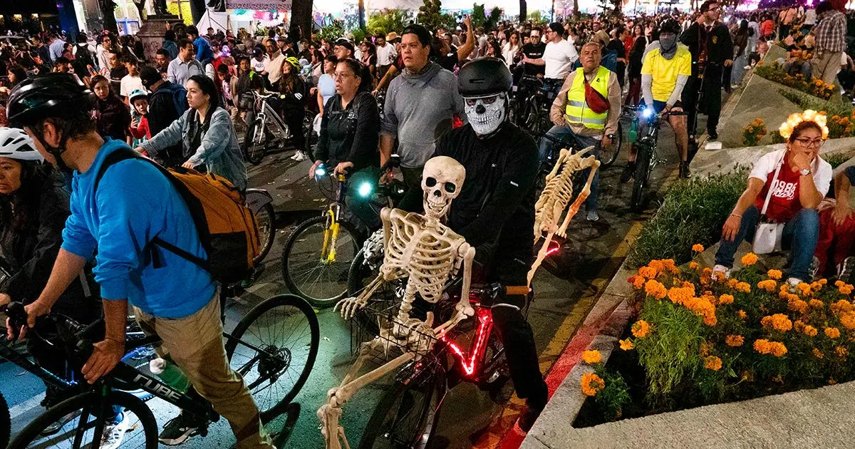 Bicicletas vs peatones: el caos del Paseo en Bici de Día de Muertos Foto: Cuaroscuro