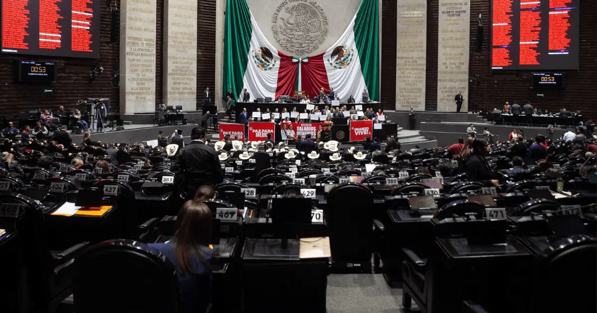 Guarda Cámara de Diputados un minuto de silencio en memoria de Carlos Manzo Guarda Cámara de Diputados un minuto de silencio en memoria de Carlos Manzo