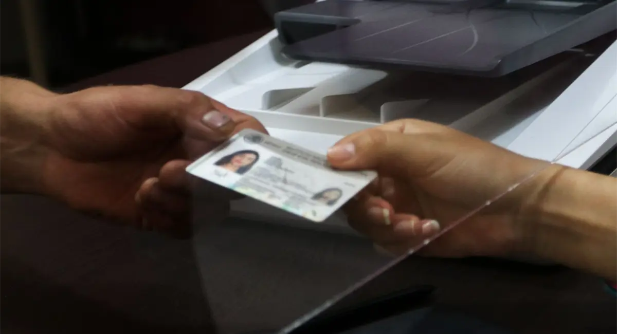 INE adjudica a Talleres Gráficos la producción de 95 millones de credenciales para votar El INE asegura la producción de una Credencial para Votar con altos estándares de seguridad. | Foto: Cuartoscuro.com