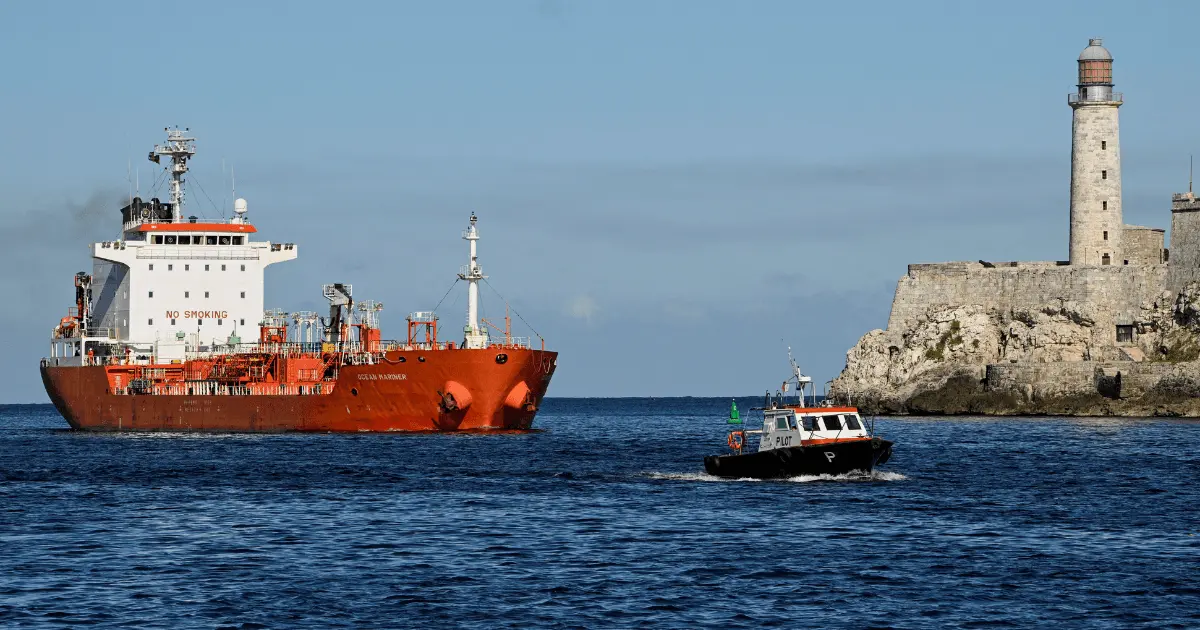 Pemex retira envío de crudo a Cuba y congela la entrega prevista para enero El petrolero Ocean Mariner llega a La Habana con combustible desde México.
| Foto: Reuters