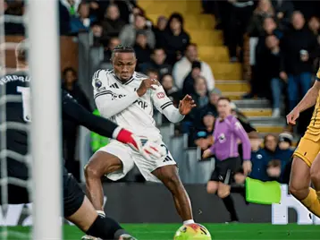 Imagen de la nota: Fulham consiguió triunfo agónico y se puso muy cerca de puestos europeos; Jiménez, los 90