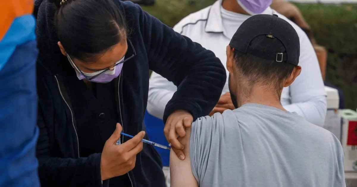 Sarampión eleva casos en México y amenaza estatus de país libre de la enfermedad Decenas de personas asisten a los módulos de vacunación contra el sarampión. | Foto: Cuartoscuro.com