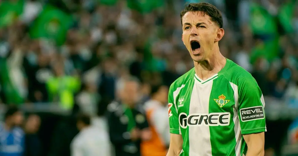 Álvaro Fidalgo llega a México con el Tri y evita a la prensa en el aeropuerto Foto: Cortesía Real Betis