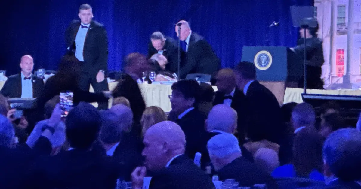 Momento exacto de la evacuación de Donald Trump en la Cena de Corresponsales tras detonaciones: VIDEO Momento exacto de la evacuación de Donald Trump en la Cena de Corresponsales tras detonaciones: VIDEO