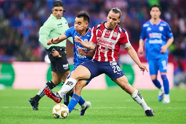 Cruz Azul rescata empate ante Chivas y todo se definirá en la vuelta